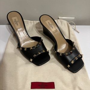 ‏VALENTINO GARAVANI
‏Calfskin Rockstud Wedge Sandals